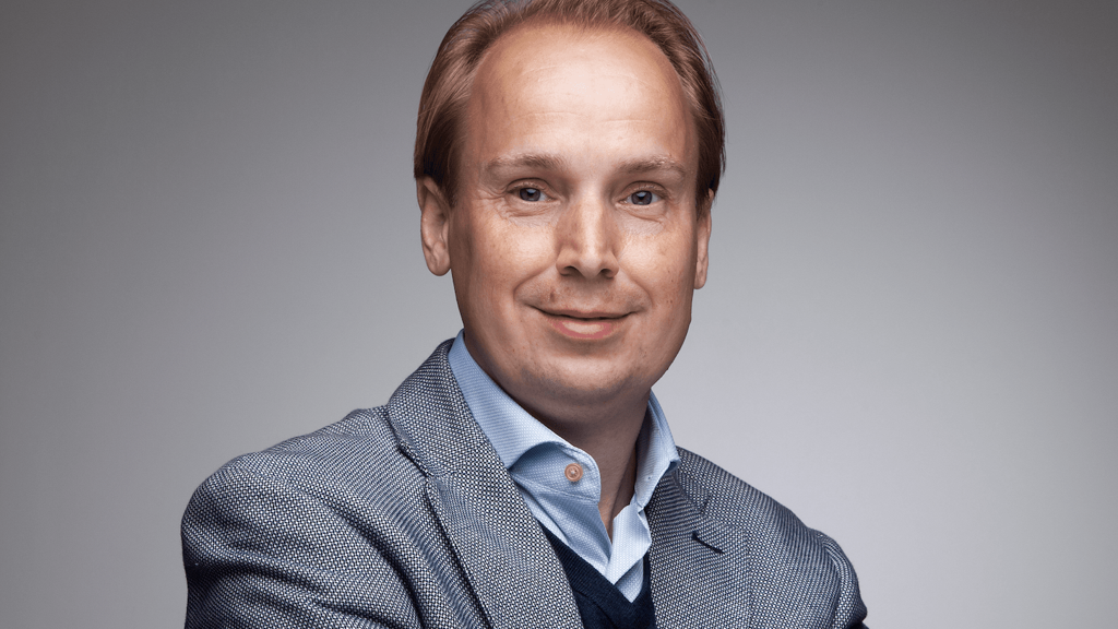 Arts en patiënt hand in hand