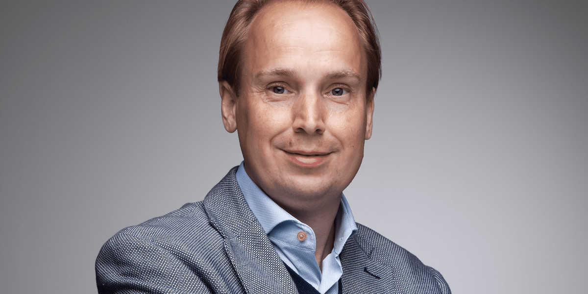 Arts en patiënt hand in hand