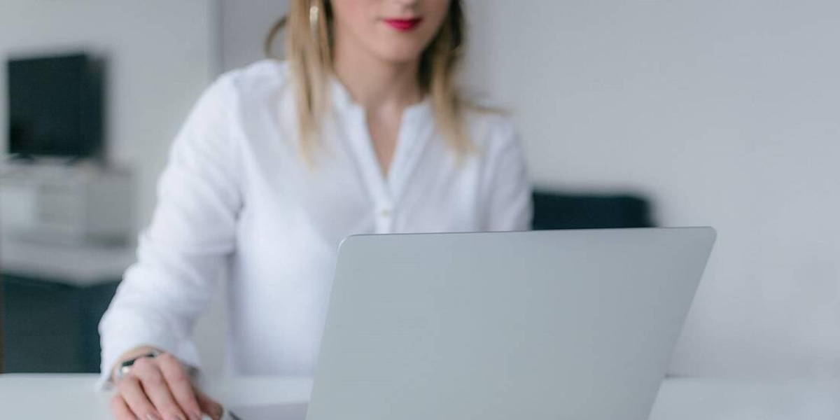 Laptop-vrouw-zoeken-3