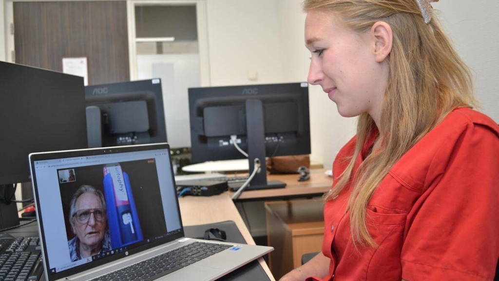 Zorgwaard heeft sinds kort een eigen beeldbelteam (Foto:  Zorgwaard).