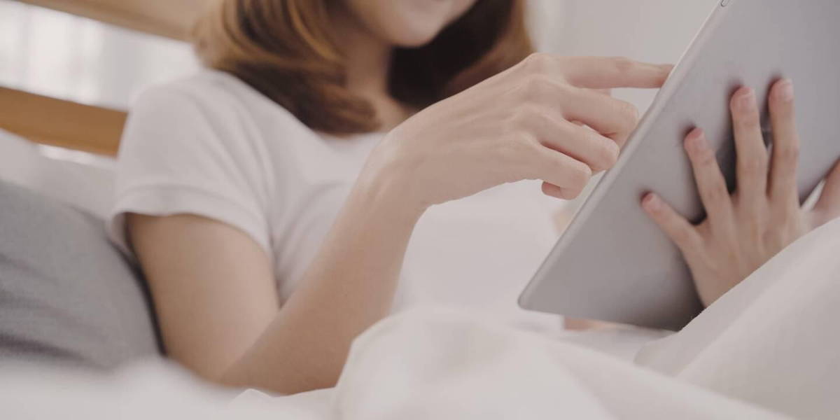 vrouw-bed-tablet-zoeken