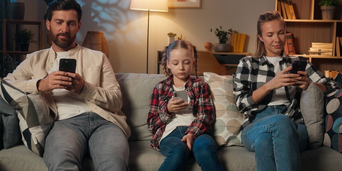 gezin op de bank met smartphone verslaving