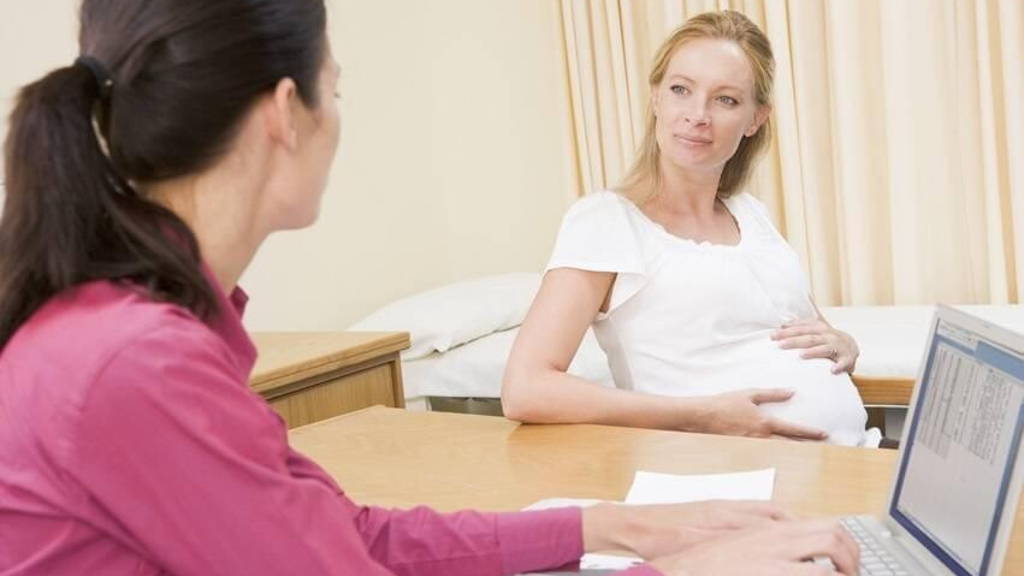 Verloskundige-baby-zwanger-laptop