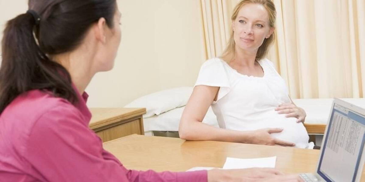 Verloskundige-baby-zwanger-laptop