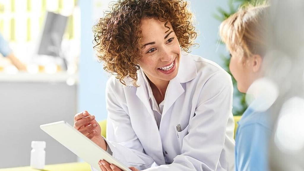 doctor-patient-bank-tablet