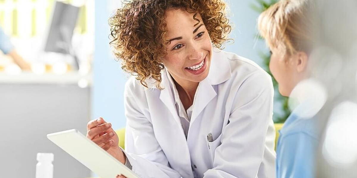 doctor-patient-bank-tablet