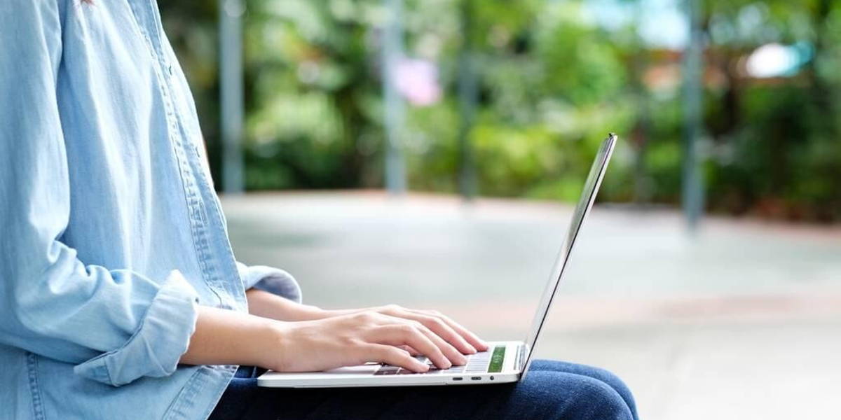 Laptop-zoeken-studente