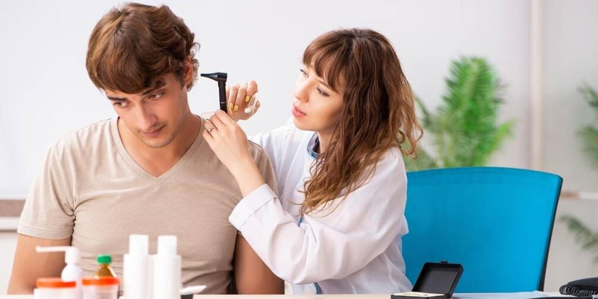 Patient with hearing problem visiting doctor otorhinolaryngologi