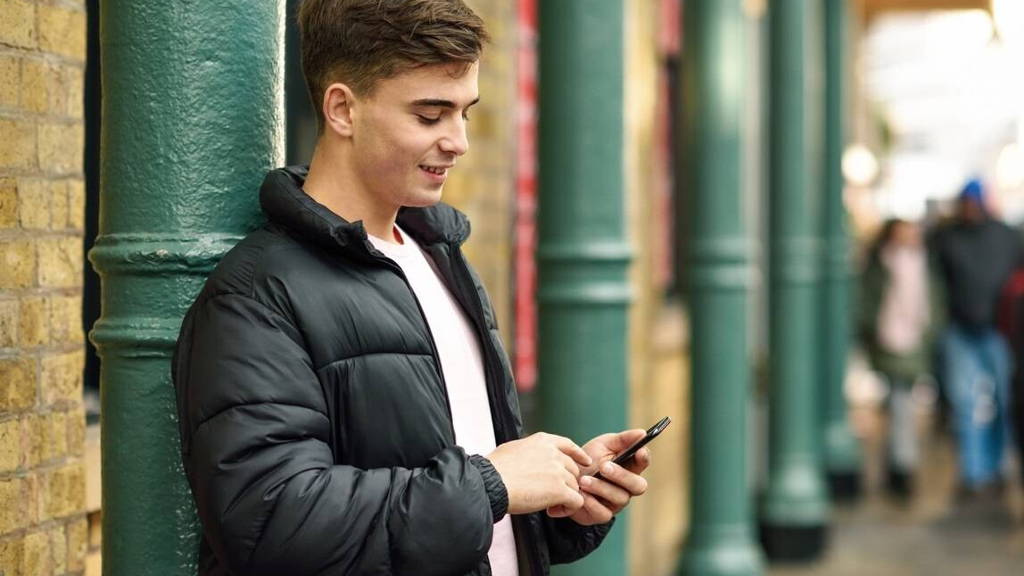 smartphone-buiten-jongere