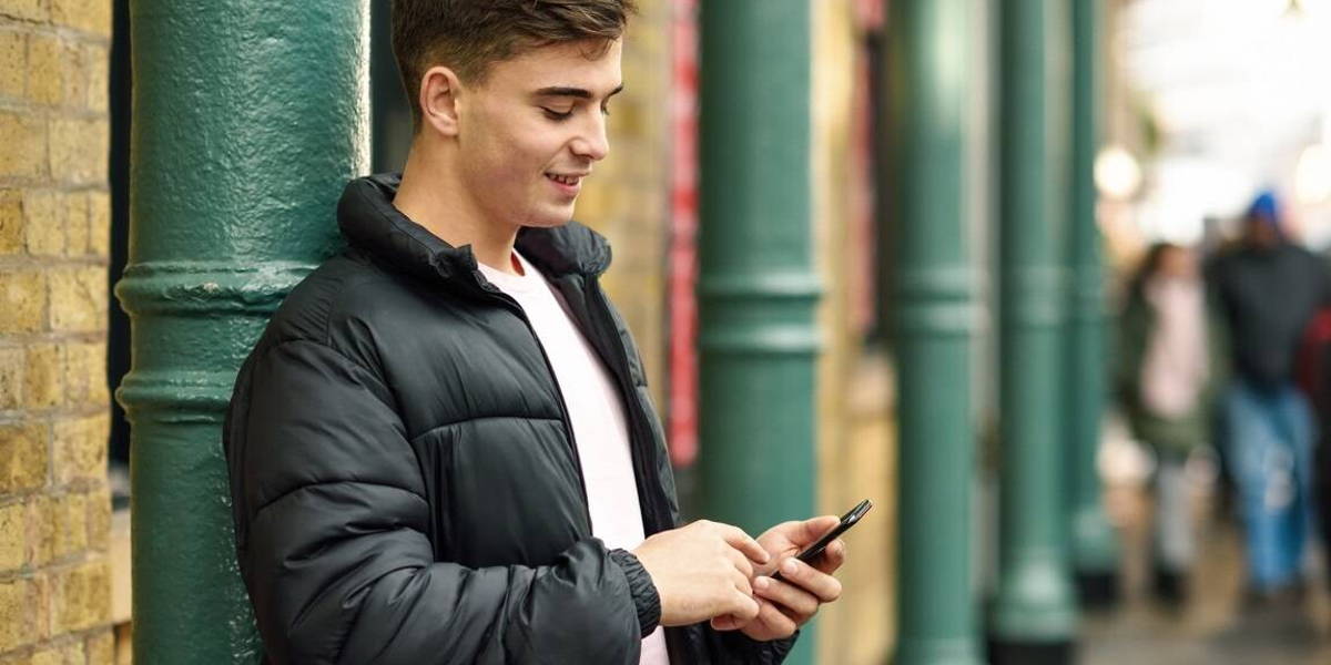 smartphone-buiten-jongere