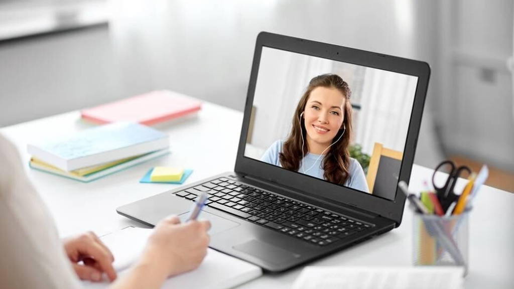 Beeldbellen-videobellen-vrouw-thuis