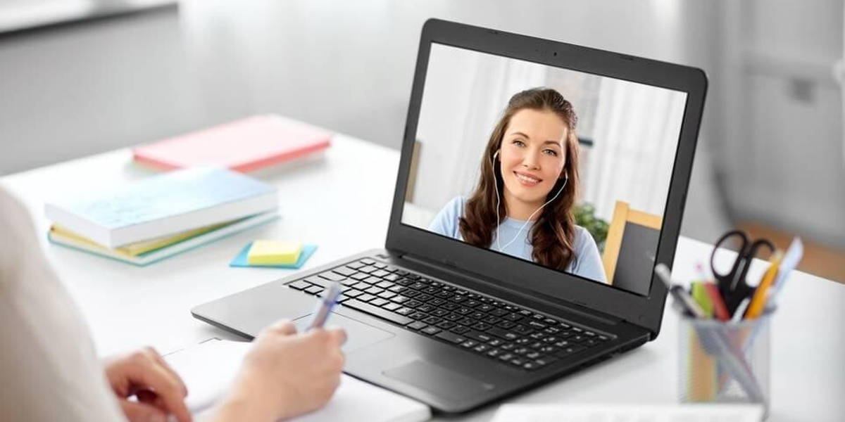 Beeldbellen-videobellen-vrouw-thuis