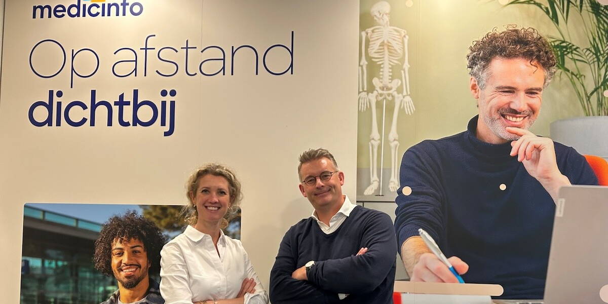 Man en vrouw staan voor banner van Medicinfo