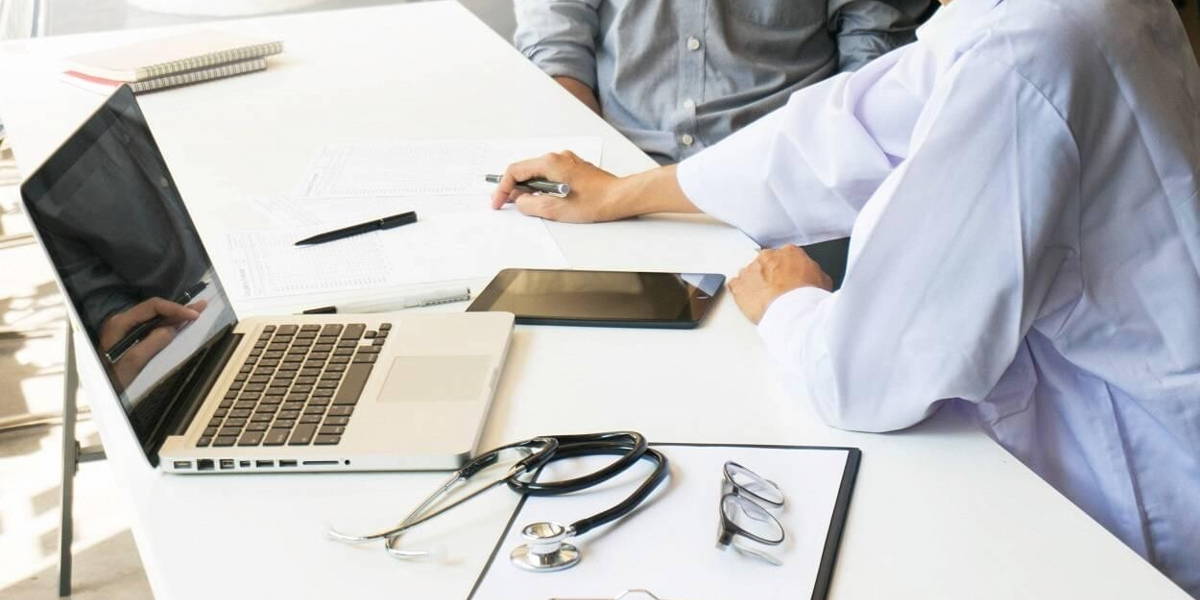 Arts-laptop-smartphone-patient-21