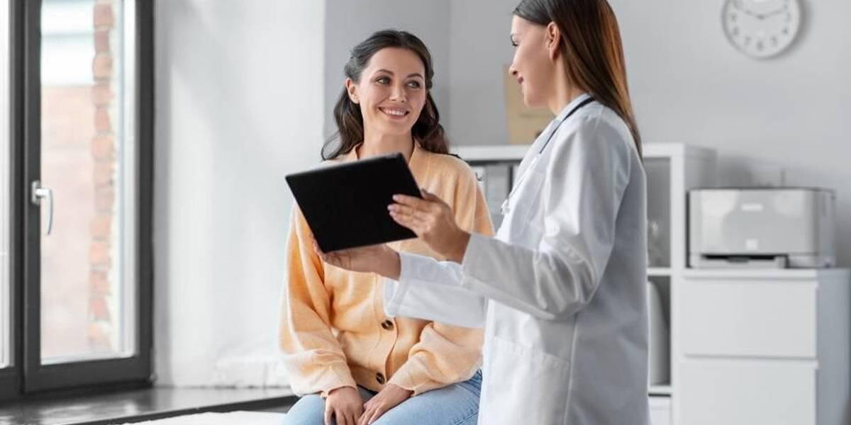 Vrouw-patient-arts-tablet