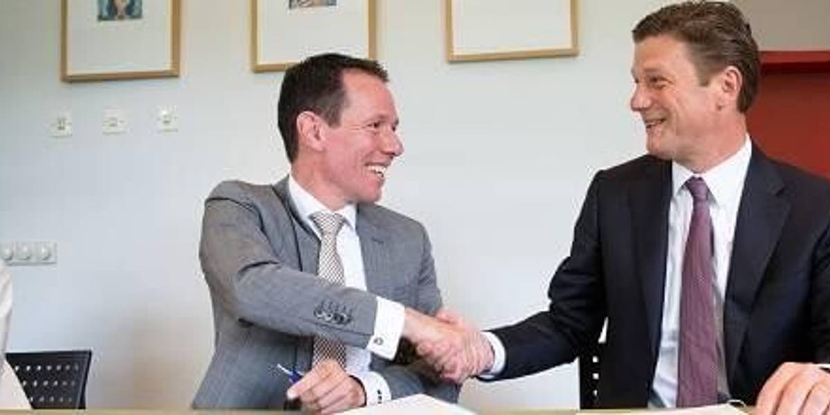 Mark-Van-Houdenhoven-en_Henk-Valk-tekenen-nieuwe-overeenkomst