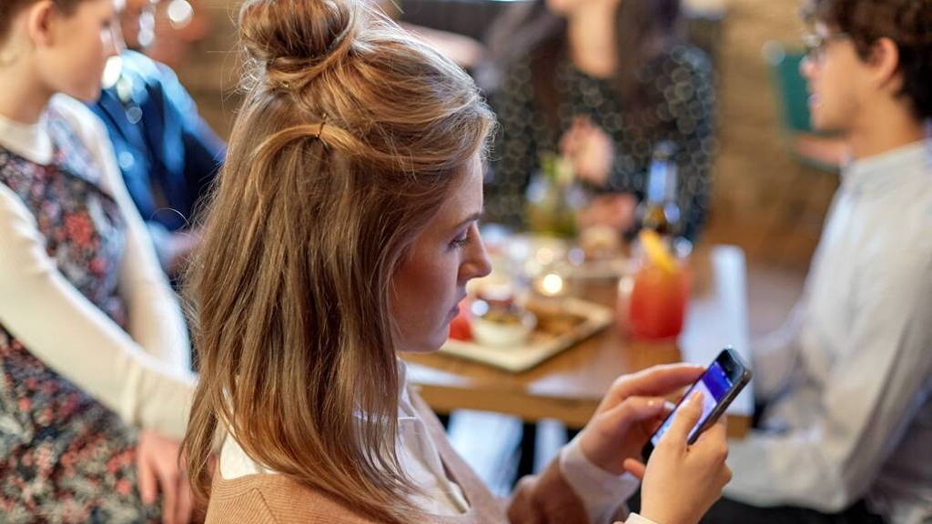 Vrouw-Smartphone-App