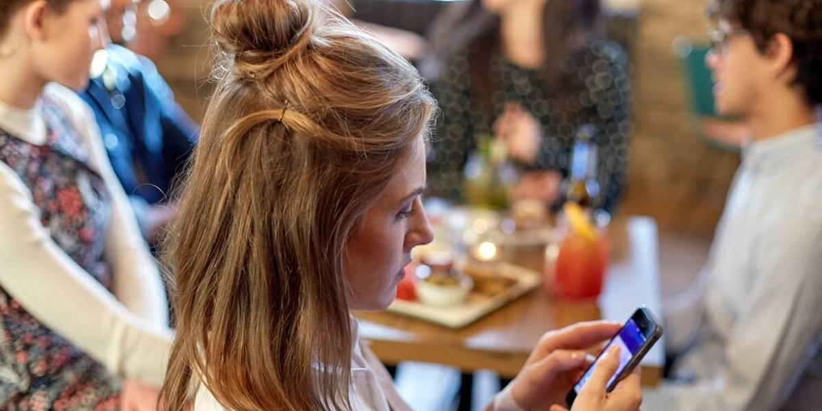 Vrouw-Smartphone-App