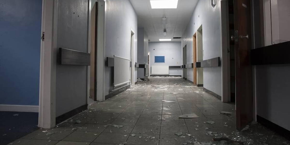 Help én hoera, het ziekenhuis verdwijnt