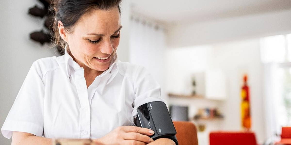 Patient-bloedrukmeter-ehealth-vrouw