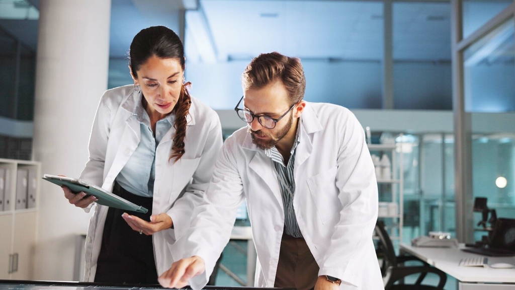 Onderzoekers werken in lab