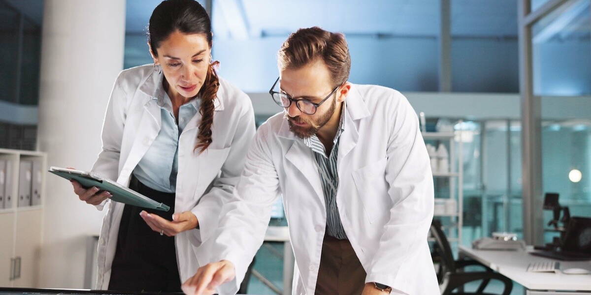 Onderzoekers werken in lab