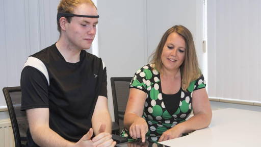 Ontspannen en leren loslaten met de Muse, Zorgorganisatie Pluryn onderzoekt werking hoofdband als hulpmiddel bij behandeling