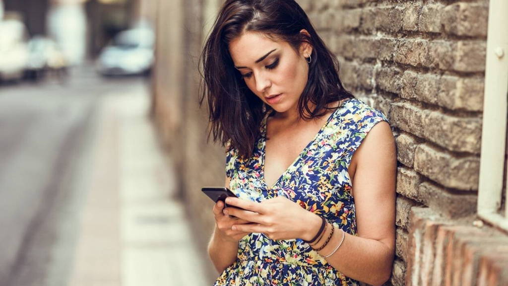 Vrouw-buiten-smartphone