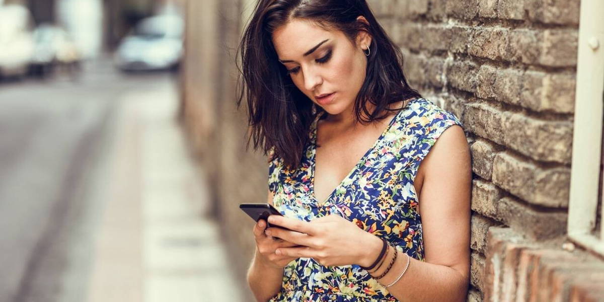 Vrouw-buiten-smartphone