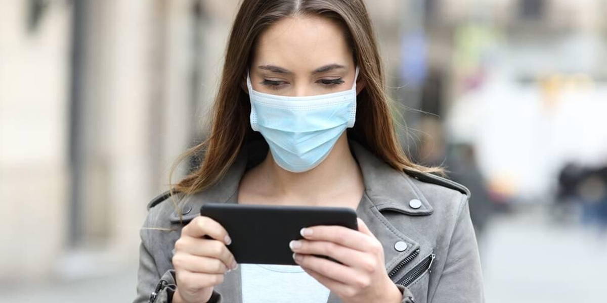 vrouw-smartphone-corona