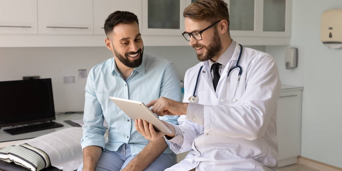 art en patient bekijken samen digitale data