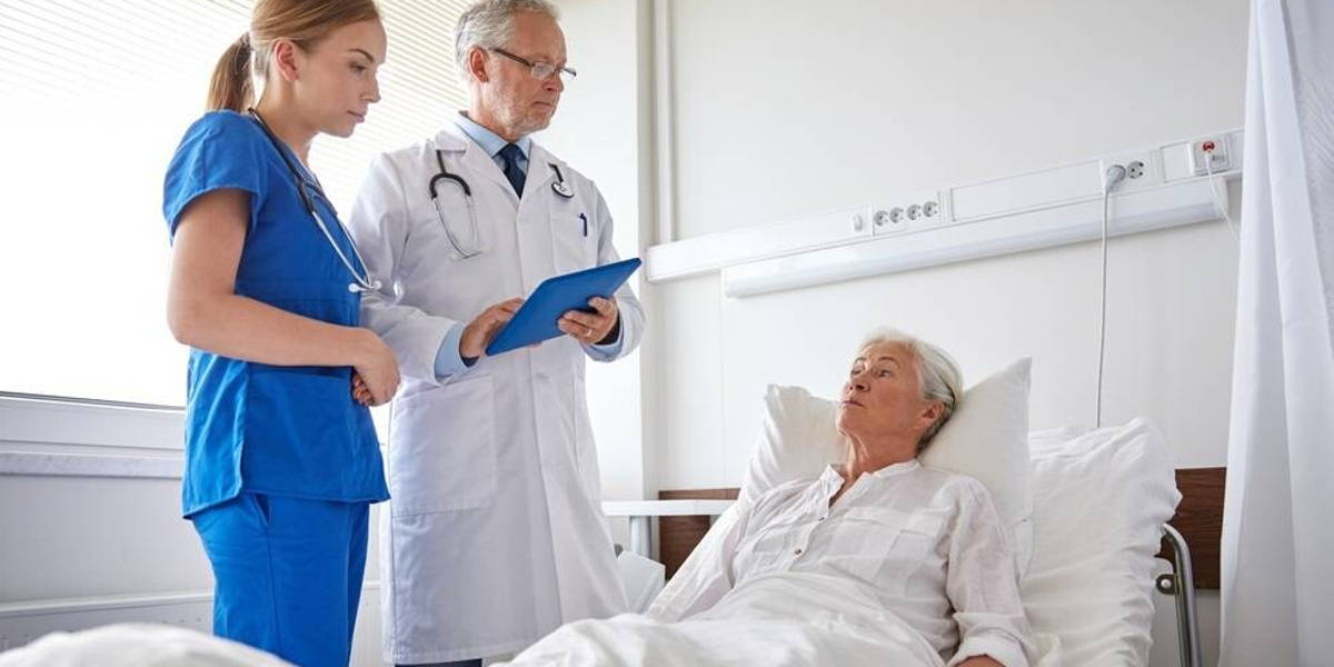 Arts-verpleegkundige-patient-tablet-ziekenhuis