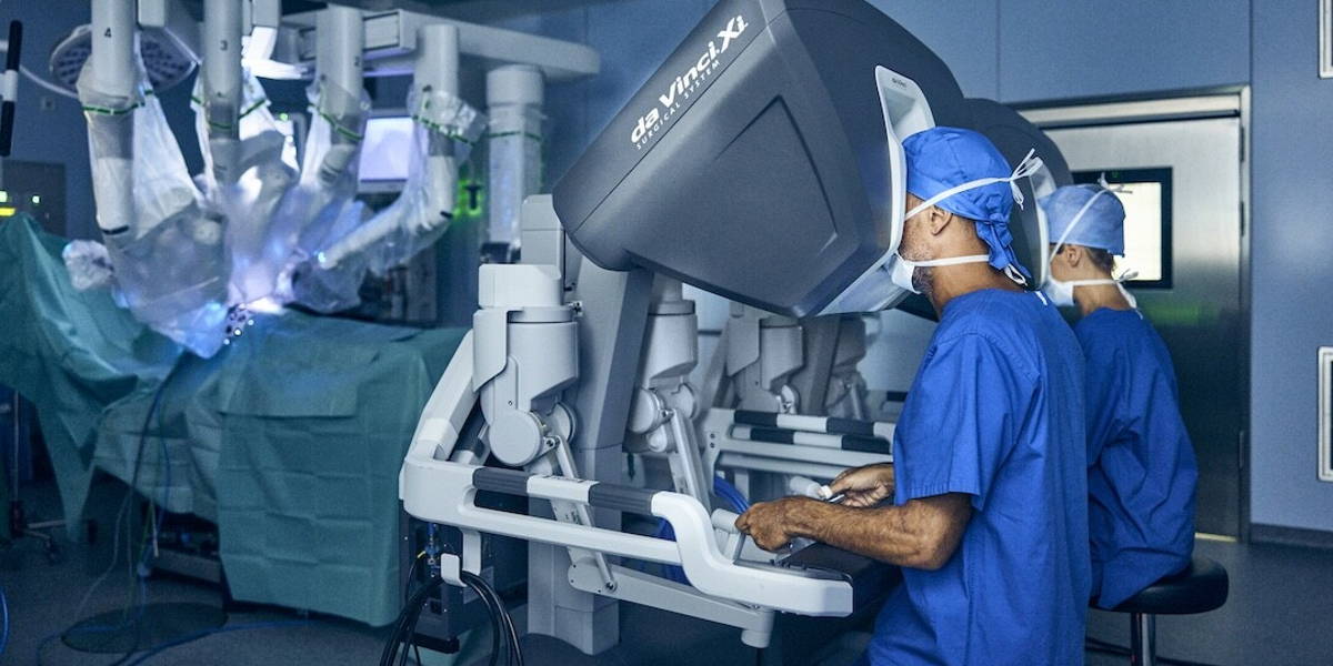 Voordelen van robot-geassisteerde operaties tegenover traditionele