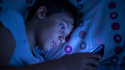 Verslavend schermgebruik vergroot mentale risico’s bij jongeren