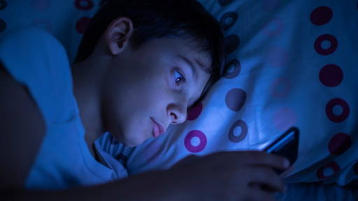 Verslavend schermgebruik vergroot mentale risico’s bij jongeren