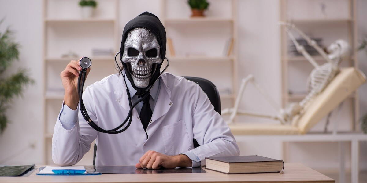 Persoon met masker als arts met stethoscoop