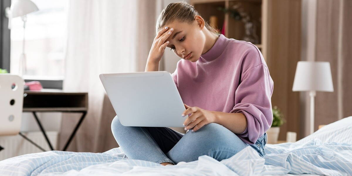 jonge vrouw volgt gendersensitieve behandeling via e-learning