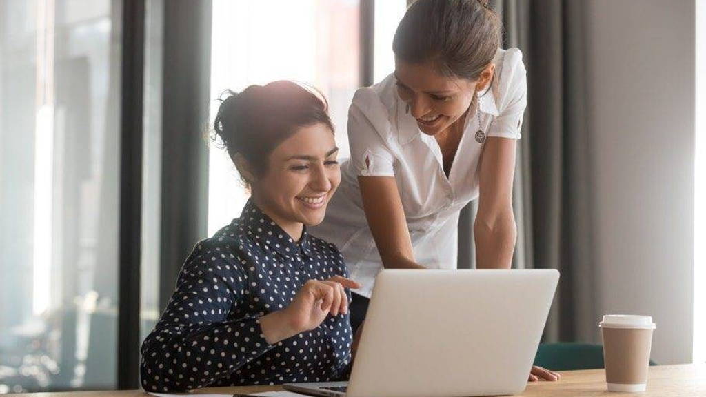 verpleegster-collega-laptop