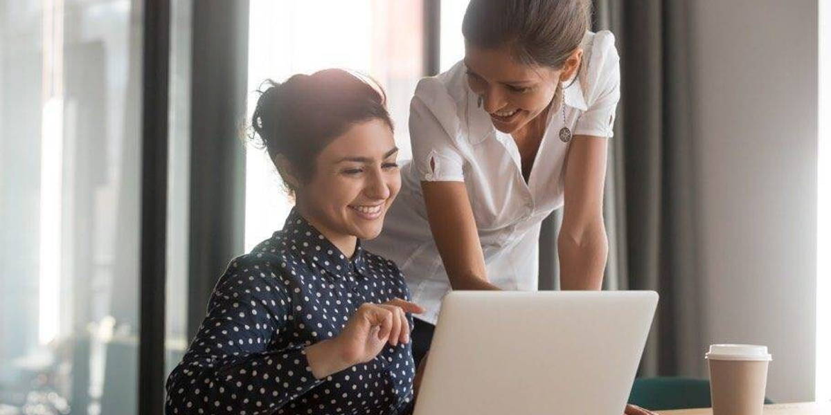 verpleegster-collega-laptop