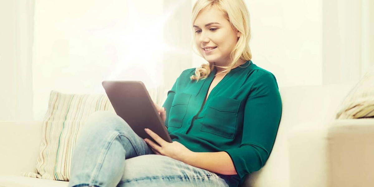jonge-dame-bank-ipad