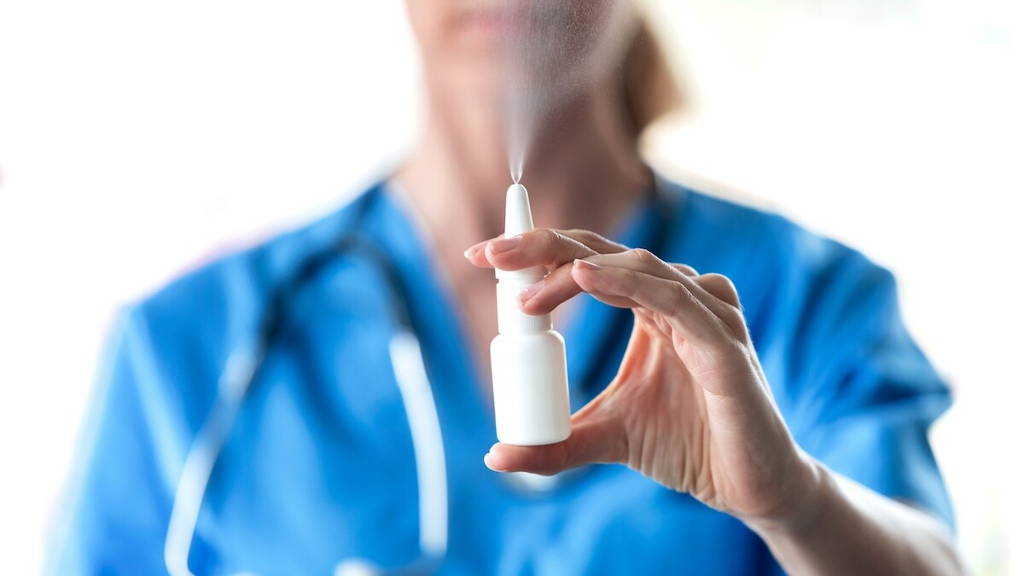 Dokter met flesje neusspray