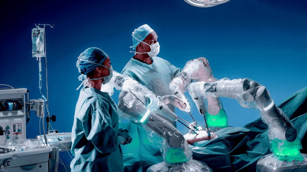 Twee medewerkers operatiekamer opereren met versius operatiesysteem