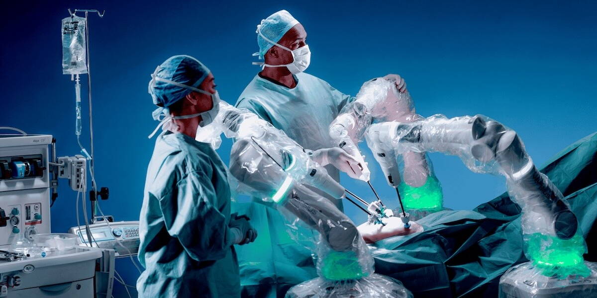 Twee medewerkers operatiekamer opereren met versius operatiesysteem