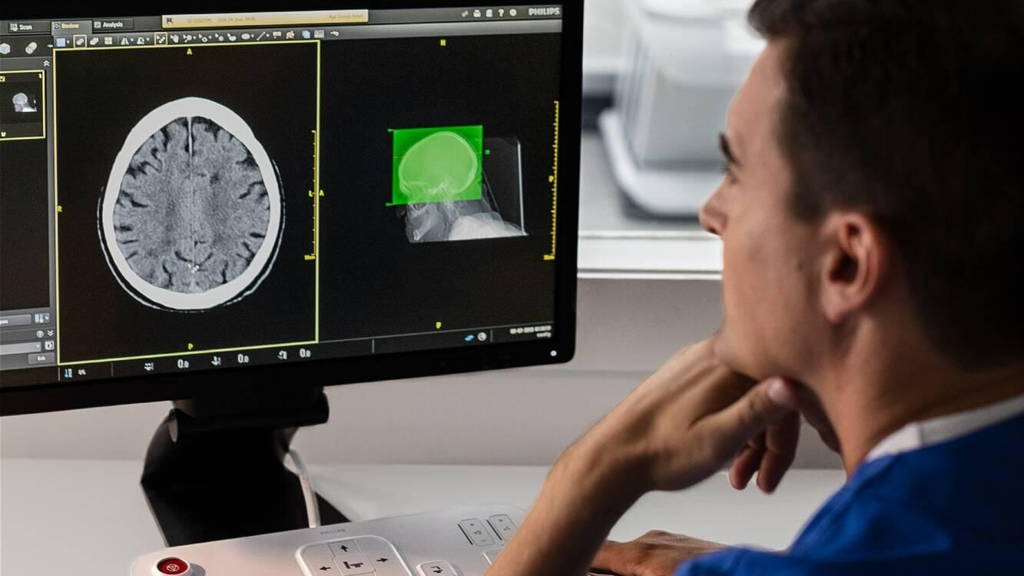 incisive-ct-tech-operator-with-patient_edited