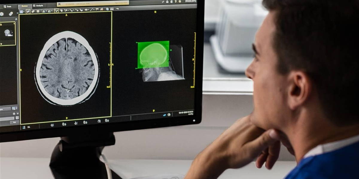 incisive-ct-tech-operator-with-patient_edited