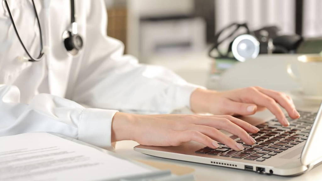 Huisarts-vrouw-Laptop