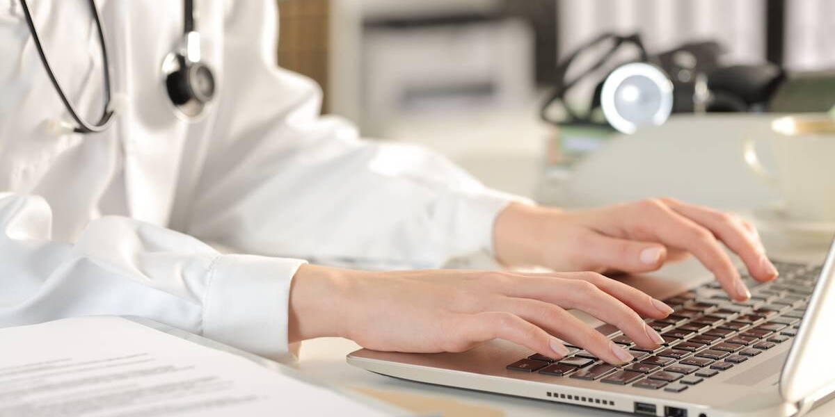 Huisarts-vrouw-Laptop