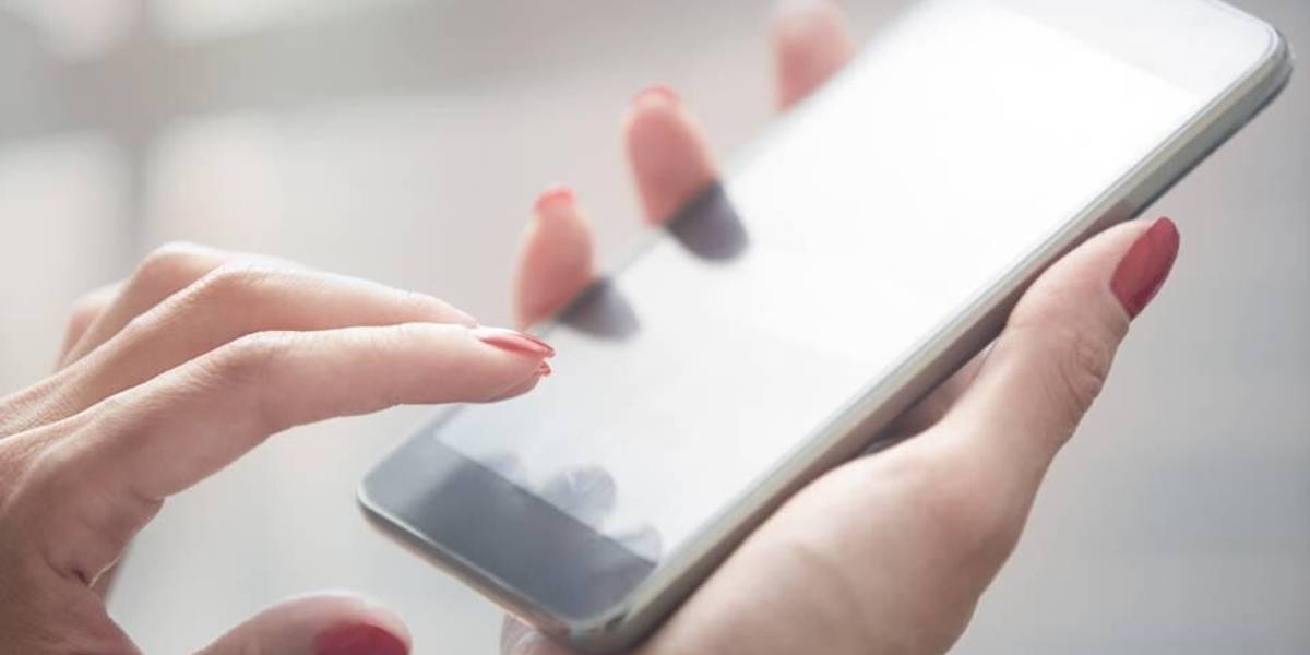 Smartphone-vrouw-bedienen