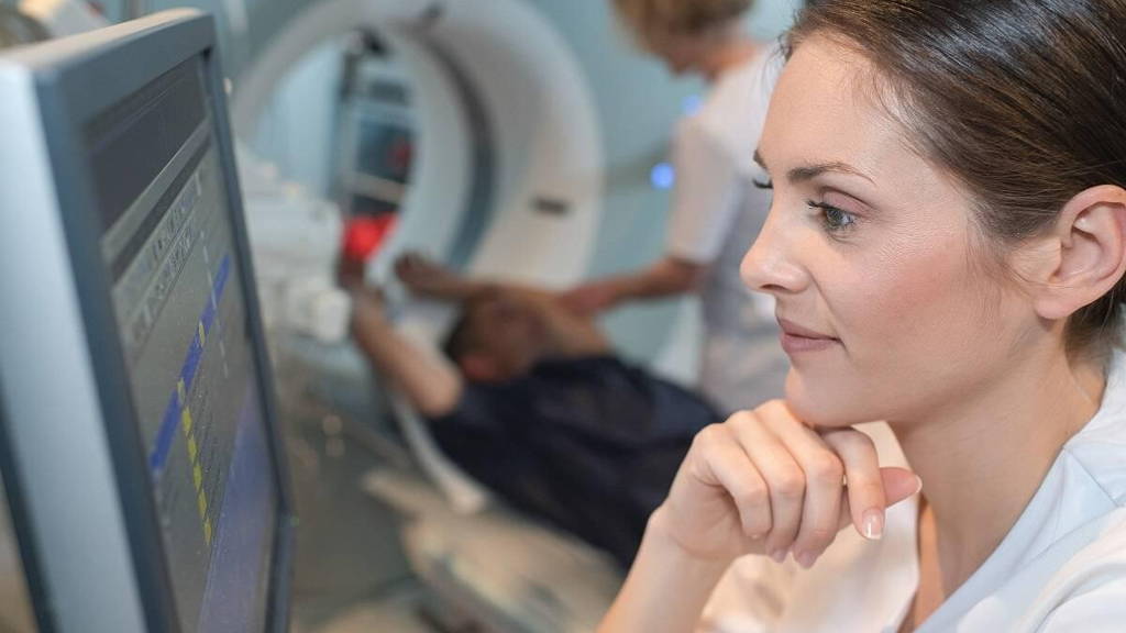 Oncologie-verpleegster-computer