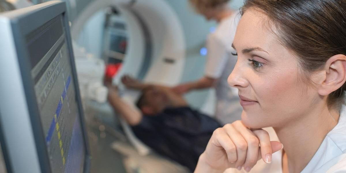 Oncologie-verpleegster-computer